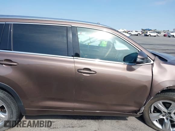 ✅ 2017 Toyota Highlander Limited • VIN: 5TDYZRFH2HS221036 • Lot: 40630991. Wystawiony na IAAI z przebiegiem 115 296 mil. Bezpłatny archiwum sprzedaży aukcyjnych z USA i szczegółowy raport historii pojazdu na DreamBid. Zdjęcie 19.