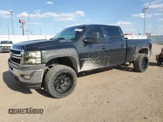 ✅ 2009 Chevrolet Silverado 2500HD LTZ • VIN: 1GCHK636X9F185975 • Лот: 55796355. Опубликован ранее на Copart с пробегом 340 255 миль. Бесплатный доступ к архиву аукционных продаж из США и подробный отчёт об истории автомобиля на DreamBid. Изображение 1.