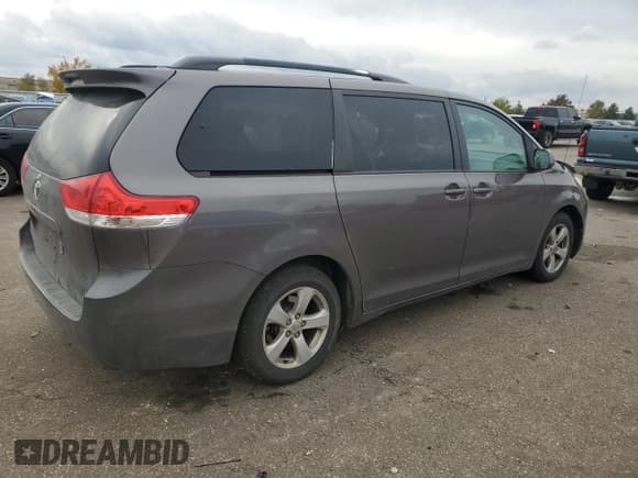 ✅ 2013 Toyota Sienna LE • VIN: 5TDKK3DC0DS351356 • Lot: 90577385. Wystawiony na Copart z przebiegiem 183 215 mil. Bezpłatny archiwum sprzedaży aukcyjnych z USA i szczegółowy raport historii pojazdu na DreamBid. Zdjęcie 3.