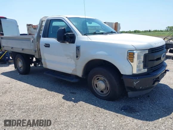 ✅ 2019 Ford F-250 XL • VIN: 1FDBF2A69KED43137 • Lot: 43091047. Wystawiony na IAAI z przebiegiem 100 629 mil. Bezpłatny archiwum sprzedaży aukcyjnych z USA i szczegółowy raport historii pojazdu na DreamBid. Zdjęcie 1.