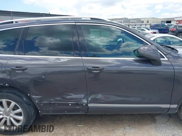 ✅ 2012 Volkswagen Touareg Lux • VIN: WVGEF9BP5CD010017 • Lot: 42374163. Listed on IAAI with 183,950 mi. Free auction sales archive from the USA and detailed vehicle history report at DreamBid. Image 13.