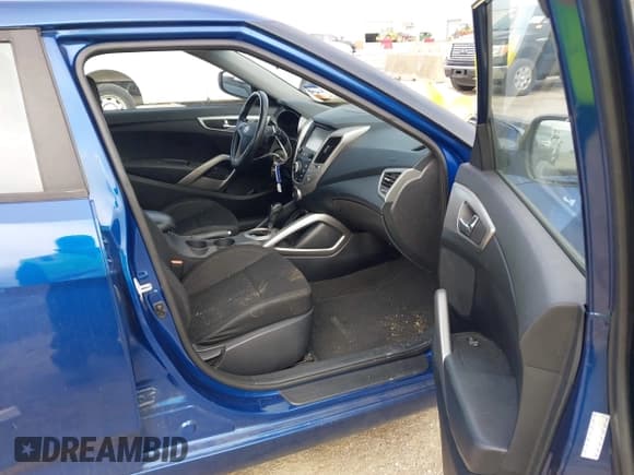 ✅ 2017 Hyundai Veloster • VIN: KMHTC6AD8HU309868 • Lot: 41394243. Wystawiony na IAAI z przebiegiem 116 739 mil. Bezpłatny archiwum sprzedaży aukcyjnych z USA i szczegółowy raport historii pojazdu na DreamBid. Zdjęcie 5.