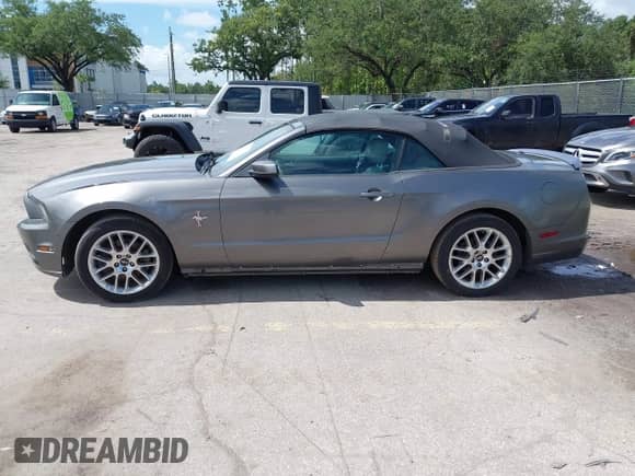 2014 Ford Mustang V6 с VIN 1ZVBP8EM8E5214546, выставлен на аукционе IAAI как лот 42773010 с пробегом 132 666 миль миль и . История ставок и продаж доступна на DreamBid. Изображение 14.