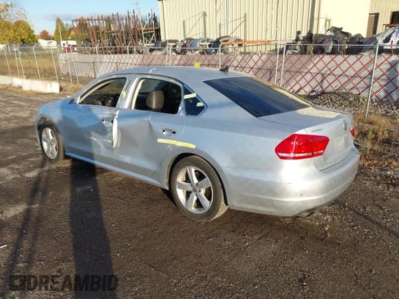 ✅ 2015 Volkswagen Passat S • VIN: 1VWAT7A31FC084377 • Lot: 43484091. Wystawiony na IAAI z przebiegiem 107 754 mil. Bezpłatny archiwum sprzedaży aukcyjnych z USA i szczegółowy raport historii pojazdu na DreamBid. Zdjęcie 3.