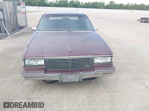 ✅ 1988 Cadillac DeVille • VIN: 1G6CD5156J4266323 • Lot: 43032476. Wystawiony na IAAI z przebiegiem 82 627 mil. Bezpłatny archiwum sprzedaży aukcyjnych z USA i szczegółowy raport historii pojazdu na DreamBid. Zdjęcie 6.