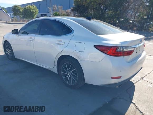 ✅ 2016 Lexus ES 330 • VIN: 58ABK1GG2GU012413 • Lot: 43550646. Listed on IAAI with 107,014 mi. Free auction sales archive from the USA and detailed vehicle history report at DreamBid. Image 3.