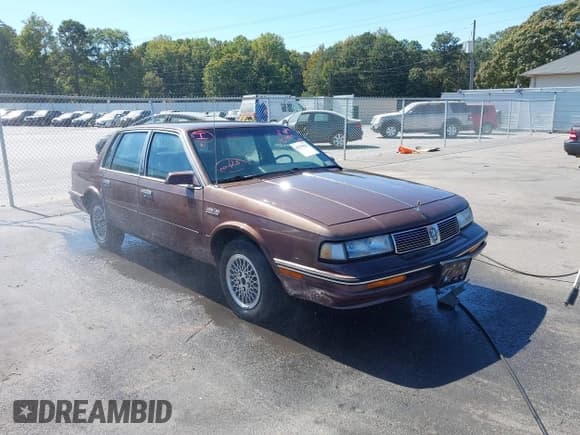 ✅ 1988 Oldsmobile Cutlass Ciera • VIN: 2G3AJ5132J2340483 • Lot: 43379841. Wystawiony na IAAI z przebiegiem 77 378 mil. Bezpłatny archiwum sprzedaży aukcyjnych z USA i szczegółowy raport historii pojazdu na DreamBid. Zdjęcie 1.