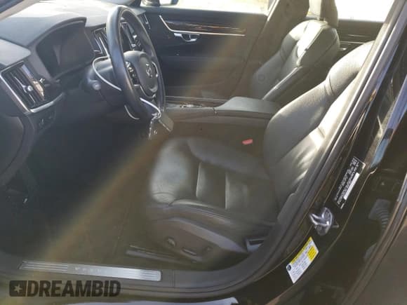 ✅ 2019 Volvo S90 Momentum • VIN: LVY102MK9KP090666 • Lot: 43712175. Wystawiony na Copart z przebiegiem 53 262 mil. Bezpłatny archiwum sprzedaży aukcyjnych z USA i szczegółowy raport historii pojazdu na DreamBid. Zdjęcie 7.