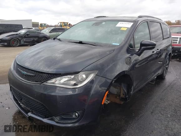✅ 2020 Chrysler Pacifica Hybrid Limited • VIN: 2C4RC1N74LR251205 • Lot: 43675212. Wystawiony na IAAI z przebiegiem 75 060 mil. Bezpłatny archiwum sprzedaży aukcyjnych z USA i szczegółowy raport historii pojazdu na DreamBid. Zdjęcie 17.
