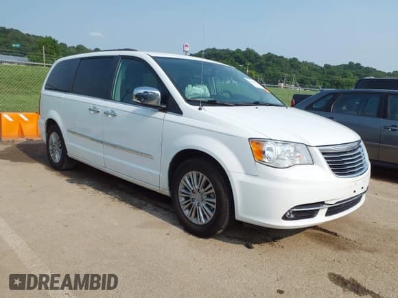 ✅ 2016 Chrysler Town & Country Touring L Anniversary Edition • VIN: 2C4RC1CG2GR304489 • Лот: 42453298. Опубликован ранее на IAAI с пробегом 66 099 миль. Бесплатный доступ к архиву аукционных продаж из США и подробный отчёт об истории автомобиля на DreamBid. Изображение 1.