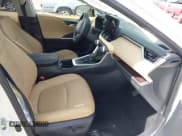 ✅ 2024 Toyota RAV4 Hybrid Limited • VIN: JTMD6RFV6RJ060685 • Lot: 43652663. Wystawiony na IAAI z przebiegiem 12 676 mil. Bezpłatny archiwum sprzedaży aukcyjnych z USA i szczegółowy raport historii pojazdu na DreamBid. Zdjęcie 5.