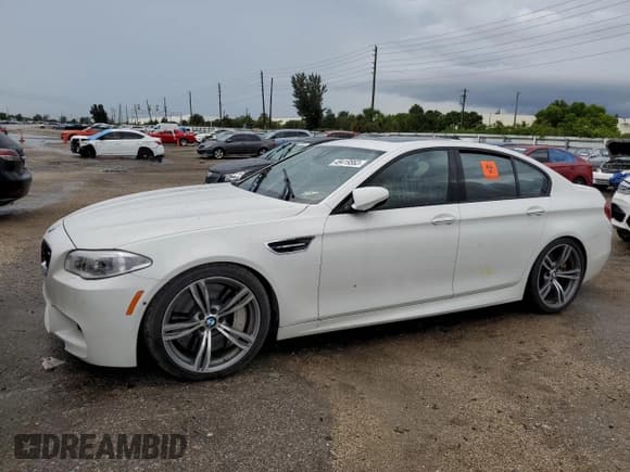 ✅ 2016 BMW M5 • VIN: WBSFV9C52GG343300 • Lot: 49419563. Wystawiony na Copart z przebiegiem 39 217 mil. Bezpłatny archiwum sprzedaży aukcyjnych z USA i szczegółowy raport historii pojazdu na DreamBid. Zdjęcie 1.