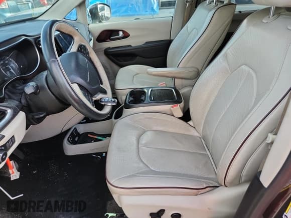 ✅ 2017 Chrysler Pacifica Limited • VIN: 2C4RC1GGXHR668736 • Lot: 91104045. Wystawiony na Copart z przebiegiem 114 865 mil. Bezpłatny archiwum sprzedaży aukcyjnych z USA i szczegółowy raport historii pojazdu na DreamBid. Zdjęcie 7.