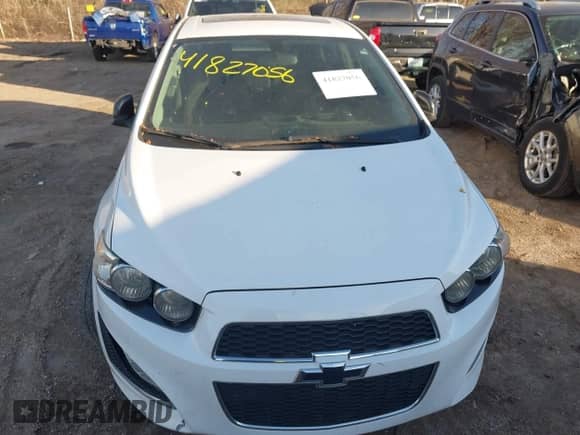 2015 Chevrolet Sonic RS z VIN 1G1JG5SB9F4129375, wystawiony jako IAAI lot #41827056 z przebiegiem 129 584 mil mil oraz . Historia ofert i sprzedaży dostępna na DreamBid. Obrazek 6.
