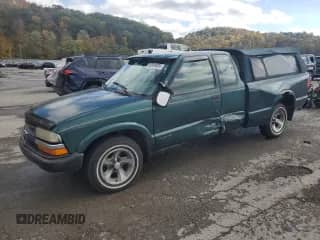 1998 Chevrolet S-10 LS z VIN 1GCCS1945W8208873, wystawiony jako Copart lot #82619435 z przebiegiem 182 564 mil mil oraz Szkoda całkowita • Salvage title. Historia ofert i sprzedaży dostępna na DreamBid. Obrazek 1.