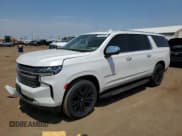 ✅ 2021 Chevrolet Suburban Premier • VIN: 1GNSCFKD7MR197552 • Lot: 62553504. Wystawiony na Copart z przebiegiem 51 613 mil. Bezpłatny archiwum sprzedaży aukcyjnych z USA i szczegółowy raport historii pojazdu na DreamBid. Zdjęcie 1.