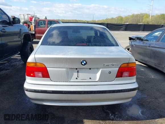 ✅ 2000 BMW 5 Series 528i • VIN: WBADM6346YGU23446 • Lot: 41988536. Listed on IAAI with 125,185 mi. Free auction sales archive from the USA and detailed vehicle history report at DreamBid. Image 16.