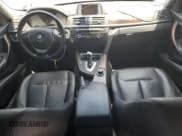 ✅ 2015 BMW 3 Series 328i • VIN: WBA3A5G5XFNS86943 • Lot: 57620325. Wystawiony na Copart z przebiegiem 154 165 mil. Bezpłatny archiwum sprzedaży aukcyjnych z USA i szczegółowy raport historii pojazdu na DreamBid. Zdjęcie 8.