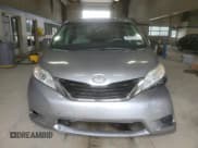 ✅ 2013 Toyota Sienna LE AAS • VIN: 5TDKK3DCXDS324696 • Лот: 67471365. Опубликован ранее на Copart с пробегом 166 416 миль. Бесплатный доступ к архиву аукционных продаж из США и подробный отчёт об истории автомобиля на DreamBid. Изображение 5.