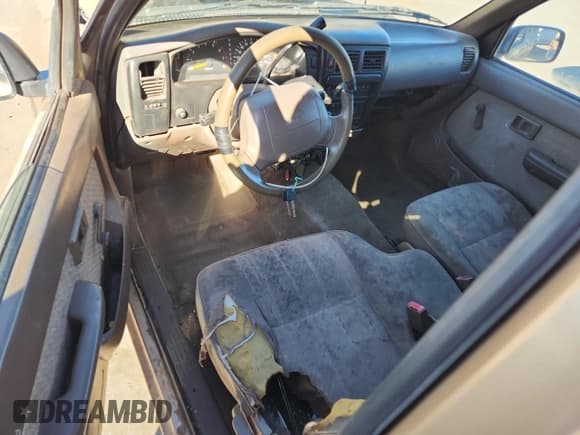 ✅ 1996 Toyota Tacoma • VIN: 4TAVN52N7TZ133900 • Lot: 90624055. Listed on Copart with 304,969 mi. Free auction sales archive from the USA and detailed vehicle history report at DreamBid. Image 8.