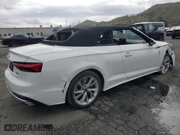✅ 2022 Audi A5 Cabriolet Premium • VIN: WAU2AGF56NN005843 • Lot: 48364185. Wystawiony na Copart z przebiegiem 38 781 mil. Bezpłatny archiwum sprzedaży aukcyjnych z USA i szczegółowy raport historii pojazdu na DreamBid. Zdjęcie 3.