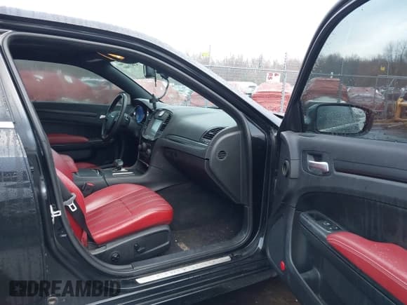 ✅ 2013 Chrysler 300 S • VIN: 2C3CCAGGXDH703771 • Lot: 43811684. Listed on IAAI with 138,641 mi. Free auction sales archive from the USA and detailed vehicle history report at DreamBid. Image 5.