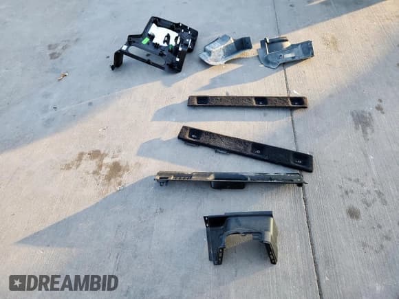 ✅ 2018 Jeep Wrangler Unlimited Sahara • VIN: 1C4HJXEG3JW315498 • Лот: 91733885. Опубликован ранее на Copart с пробегом 61 962 миль. Бесплатный доступ к архиву аукционных продаж из США и подробный отчёт об истории автомобиля на DreamBid. Изображение 13.