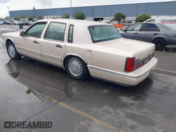 ✅ 1997 Lincoln Town Car Cartier • VIN: 1LNLM83W2VY609997 • Lot: 43700464. Wystawiony na IAAI z przebiegiem Nie podano. Bezpłatny archiwum sprzedaży aukcyjnych z USA i szczegółowy raport historii pojazdu na DreamBid. Zdjęcie 3.