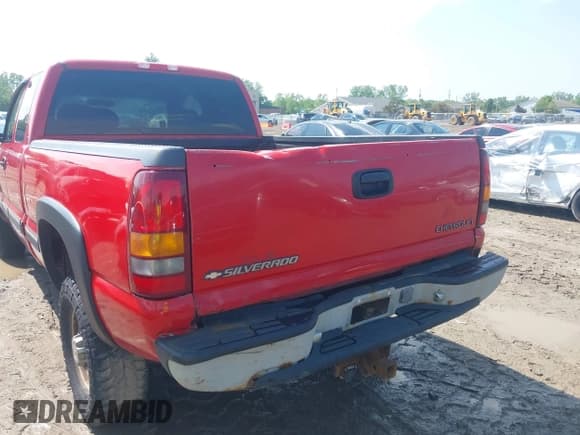 ✅ 2001 Chevrolet Silverado 2500HD LS • VIN: 1GCHK29UX1E261395 • Lot: 42430264. Wystawiony na IAAI z przebiegiem 124 307 mil. Bezpłatny archiwum sprzedaży aukcyjnych z USA i szczegółowy raport historii pojazdu na DreamBid. Zdjęcie 17.