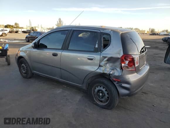 2006 Chevrolet Aveo LS z VIN KL1TD66656B663908, wystawiony jako Copart lot #85424344 z przebiegiem 152 413 mil mil oraz Szkoda całkowita • Salvage title. Historia ofert i sprzedaży dostępna na DreamBid. Obrazek 2.