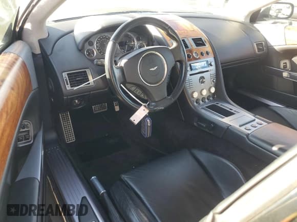 ✅ 2006 Aston Martin DB9 • VIN: SCFAD02AX6GB04451 • Lot: 41878695. Wystawiony na Copart z przebiegiem 26 407 mil. Bezpłatny archiwum sprzedaży aukcyjnych z USA i szczegółowy raport historii pojazdu na DreamBid. Zdjęcie 8.