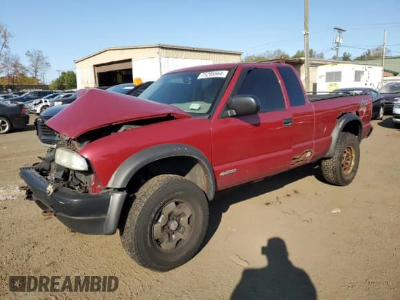 ✅ 2003 Chevrolet S-10 LS • VIN: 1GCCT19XX38133025 • Лот: 75295564. Опубликован ранее на Copart с пробегом Не указан. Бесплатный доступ к архиву аукционных продаж из США и подробный отчёт об истории автомобиля на DreamBid. Изображение 1.