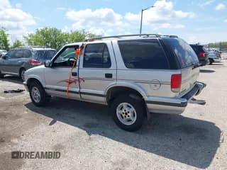 ✅ 1997 Chevrolet Blazer LS • VIN: 1GNDT13W0V2244474 • Lot: 42378697. Wystawiony na IAAI z przebiegiem 105 934 mil. Bezpłatny archiwum sprzedaży aukcyjnych z USA i szczegółowy raport historii pojazdu na DreamBid. Zdjęcie 3.
