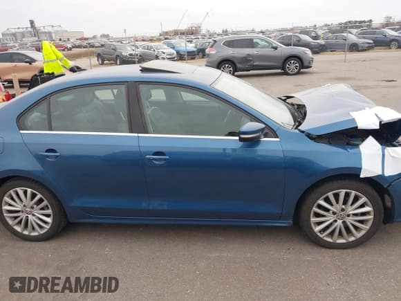 ✅ 2015 Volkswagen Jetta SE • VIN: 3VWD17AJ8FM251530 • Lot: 43648535. Wystawiony na IAAI z przebiegiem 83 244 mil. Bezpłatny archiwum sprzedaży aukcyjnych z USA i szczegółowy raport historii pojazdu na DreamBid. Zdjęcie 13.