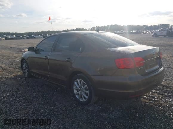 ✅ 2011 Volkswagen Jetta SE • VIN: 3VWDX7AJ3BM365184 • Лот: 43705137. Опубликован ранее на IAAI с пробегом 138 564 миль. Бесплатный доступ к архиву аукционных продаж из США и подробный отчёт об истории автомобиля на DreamBid. Изображение 3.