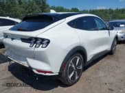 ✅ 2022 Ford Mustang Mach-E Select • VIN: 3FMTK1RM1NMA28893 • Lot: 42527420. Wystawiony na IAAI z przebiegiem 50 935 mil. Bezpłatny archiwum sprzedaży aukcyjnych z USA i szczegółowy raport historii pojazdu na DreamBid. Zdjęcie 4.