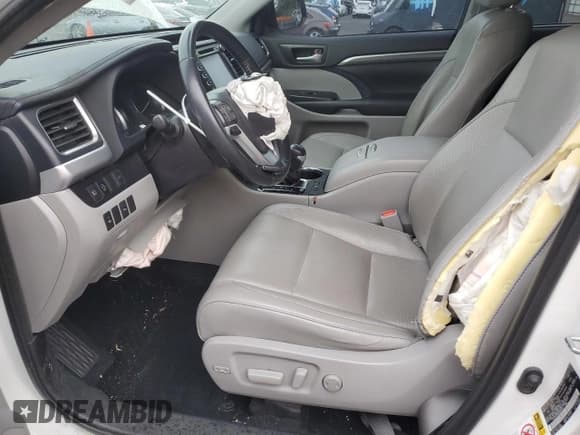 ✅ 2019 Toyota Highlander Limited Platinum • VIN: 5TDDZRFHXKS942047 • Lot: 84582795. Listed on Copart with 64,766 mi. Free auction sales archive from the USA and detailed vehicle history report at DreamBid. Image 7.