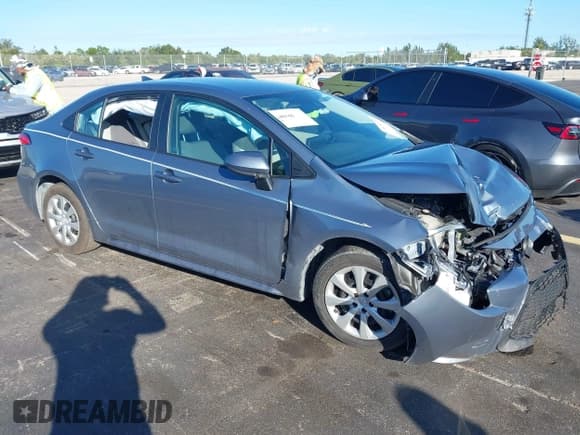 ✅ 2022 Toyota Corolla LE • VIN: 5YFEPMAE3NP367099 • Lot: 43435773. Wystawiony na IAAI z przebiegiem 29 727 mil. Bezpłatny archiwum sprzedaży aukcyjnych z USA i szczegółowy raport historii pojazdu na DreamBid. Zdjęcie 1.