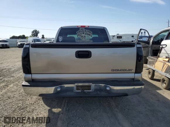 2001 Chevrolet Silverado 1500 LT z VIN 1GCEC19T01Z328774, wystawiony jako Copart lot #51870105 z przebiegiem Nie podano mil oraz Szkoda całkowita • Salvage title. Historia ofert i sprzedaży dostępna na DreamBid. Obrazek 6.