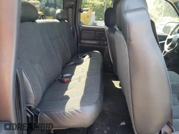 ✅ 2003 Chevrolet Silverado 1500 • VIN: 2GCEC19V431393432 • Лот: 70439904. Опубликован ранее на Copart с пробегом 326 454 миль. Бесплатный доступ к архиву аукционных продаж из США и подробный отчёт об истории автомобиля на DreamBid. Изображение 10.