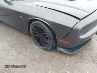 2016 Dodge Challenger R/T Scat Pack z VIN 2C3CDZFJ3GH289908, wystawiony jako IAAI lot #43268204 z przebiegiem 164 872 mil mil oraz . Historia ofert i sprzedaży dostępna na DreamBid. Obrazek 6.