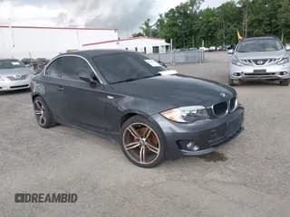 ✅ 2013 BMW 1 Series 128i • VIN: WBAUP9C56DVS95751 • Lot: 42429526. Wystawiony na IAAI z przebiegiem Nie podano. Bezpłatny archiwum sprzedaży aukcyjnych z USA i szczegółowy raport historii pojazdu na DreamBid. Zdjęcie 1.