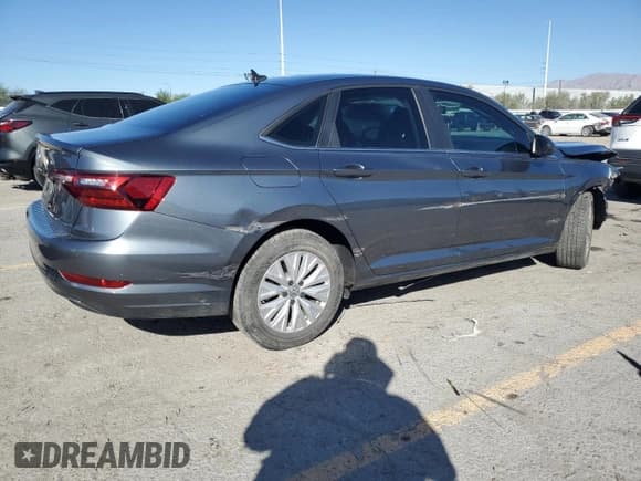 ✅ 2020 Volkswagen Jetta S • VIN: 3VWC57BUXLM090909 • Lot: 85652735. Wystawiony na Copart z przebiegiem 47 386 mil. Bezpłatny archiwum sprzedaży aukcyjnych z USA i szczegółowy raport historii pojazdu na DreamBid. Zdjęcie 3.