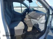 ✅ 2017 Ford Transit • VIN: 1FTYE1YM1HKA37236 • Lot: 41353640. Wystawiony na IAAI z przebiegiem Nie podano. Bezpłatny archiwum sprzedaży aukcyjnych z USA i szczegółowy raport historii pojazdu na DreamBid. Zdjęcie 5.