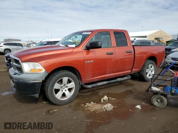 ✅ 2009 Dodge 1500 SLT • VIN: 1D3HV18P89S799398 • Lot: 46218465. Wystawiony na Copart z przebiegiem 129 598 mil. Bezpłatny archiwum sprzedaży aukcyjnych z USA i szczegółowy raport historii pojazdu na DreamBid. Zdjęcie 1.