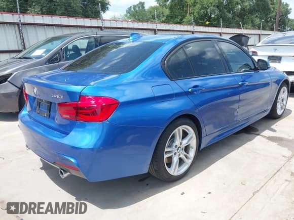 ✅ 2018 BMW 3 Series 340i • VIN: WBA8B3C52JK384632 • Lot: 42507124. Wystawiony na IAAI z przebiegiem 36 787 mil. Bezpłatny archiwum sprzedaży aukcyjnych z USA i szczegółowy raport historii pojazdu na DreamBid. Zdjęcie 4.