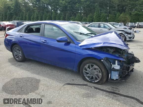 2024 Hyundai Elantra SEL z VIN KMHLM4DG5RU681497, wystawiony jako Copart lot #69561125 z przebiegiem Nie podano mil oraz Szkoda całkowita • Salvage title. Historia ofert i sprzedaży dostępna na DreamBid. Obrazek 4.