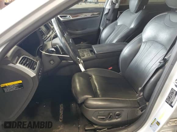 2015 Hyundai Genesis 3.8L z VIN KMHGN4JE9FU032279, wystawiony jako Copart lot #66226744 z przebiegiem 116 327 mil mil oraz Szkoda całkowita • Salvage title. Historia ofert i sprzedaży dostępna na DreamBid. Obrazek 7.