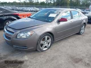 2012 Chevrolet Malibu 1LT z VIN 1G1ZC5E01CF306817, wystawiony jako IAAI lot #43376384 z przebiegiem 126 966 mil mil oraz . Historia ofert i sprzedaży dostępna na DreamBid. Obrazek 2.