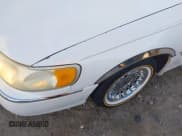 ✅ 2001 Lincoln Town Car Cartier • VIN: 1LNHM83W61Y713277 • Lot: 43676380. Wystawiony na IAAI z przebiegiem 283 434 mil. Bezpłatny archiwum sprzedaży aukcyjnych z USA i szczegółowy raport historii pojazdu na DreamBid. Zdjęcie 6.